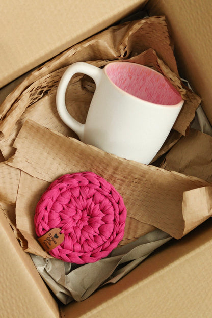 Sugestão de presente para o Dia da Mãe com caneca branca de interior rosa e base em malha condizente em embalagem artesanal.