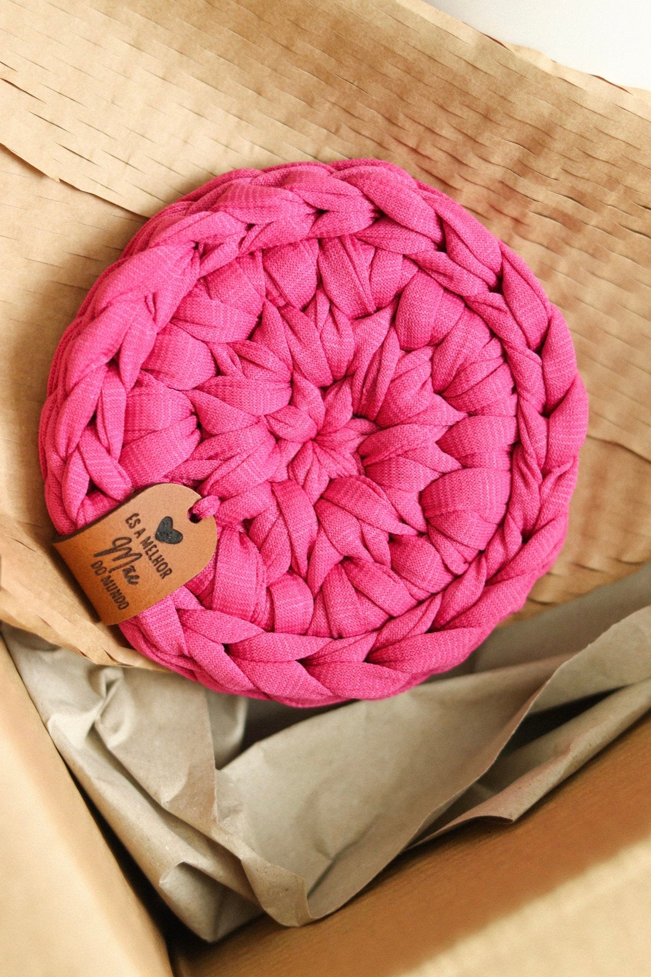 Base para caneca rosa em malha premium Linha Fischer embalada para presente em caixa de cartão.