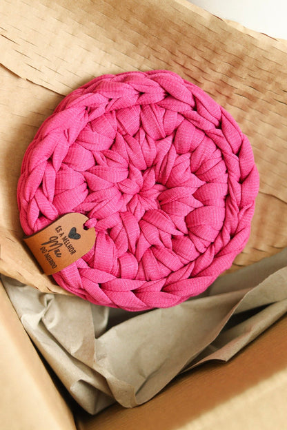 Base para caneca rosa em malha premium Linha Fischer embalada para presente em caixa de cartão.