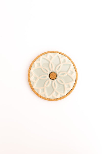 Descanso de tacho ALMA em tom menta nude, com design de azulejo tradicional e base em cortiça, isolado sobre fundo branco.