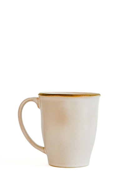Caneca AURA em cerâmica marfim com rebordo dourado, apresentada de perfil sobre fundo branco, destacando o design elegante e a asa ergonómica.