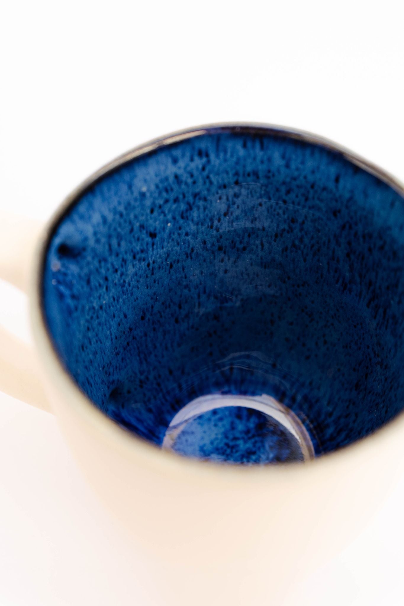 Detalhe macro do interior da caneca CORAL azul, realçando as variações orgânicas de tom que resultam do processo de fabrico artesanal.