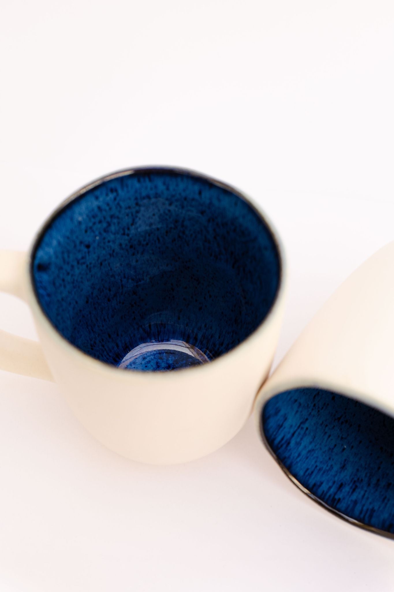 Vista superior da caneca CORAL azul, destacando o efeito de profundidade e o brilho do esmalte interior inspirado nas cores do oceano.