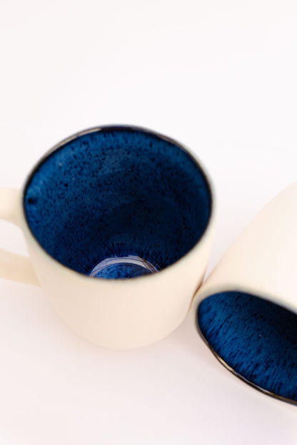 Vista superior da caneca CORAL azul, destacando o efeito de profundidade e o brilho do esmalte interior inspirado nas cores do oceano.