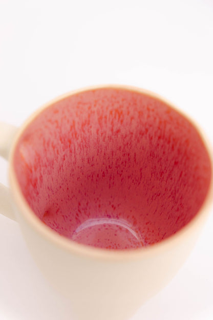 Close-up do interior rosa vibrante da caneca CORAL, realçando a textura pontilhada e orgânica do esmalte cerâmico feito à mão.