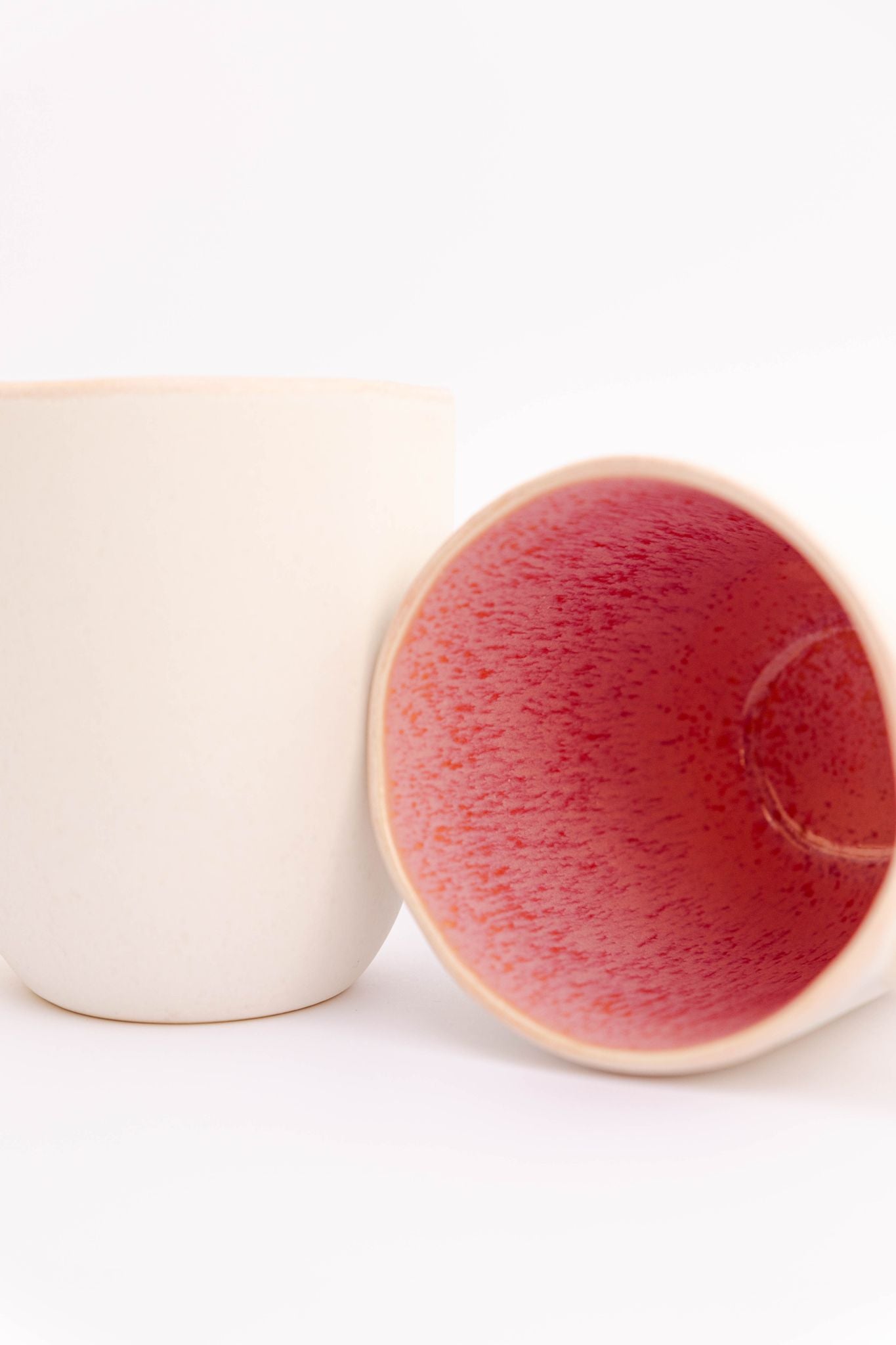 Vista superior da caneca CORAL rosa, evidenciando o padrão de esmalte reativo e a transição suave de cores no interior da peça.