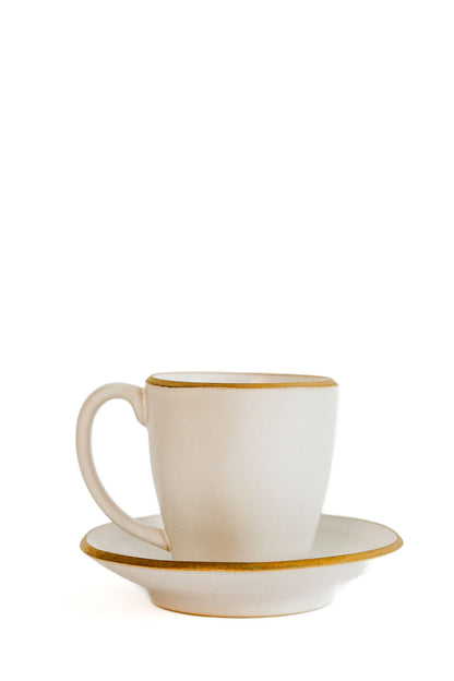 Conjunto de chávena e pires AURA em cerâmica marfim com detalhe em ouro, ideal para um serviço de café ou chá elegante e distinto.