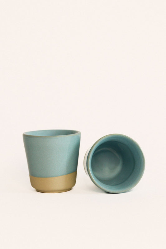 Conjunto de 2 copos de café expresso PASTEL azuis com base em cerâmica natural, focando no tom pastel suave e na forma ergonómica sem asa.