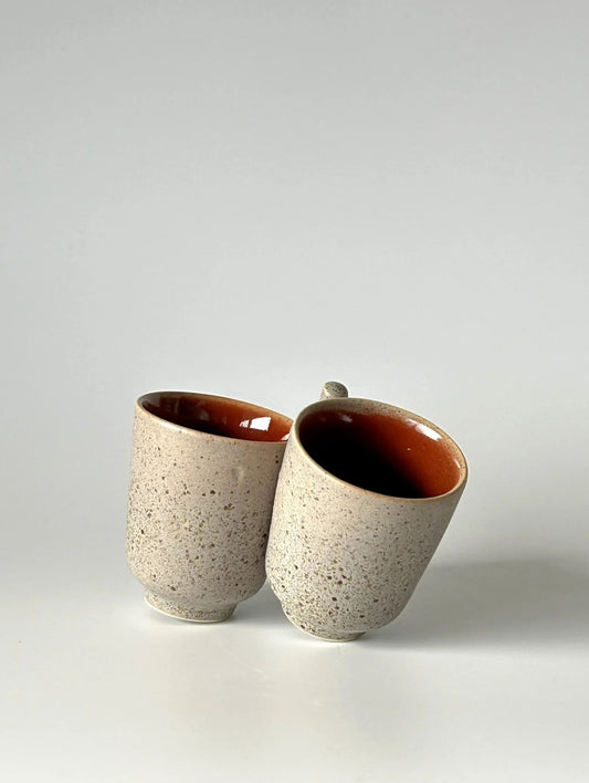 Conjunto de 2 copos de café expresso TERRA em cerâmica marfim e vermelho quartzo, com design minimalista para o ritual de café.