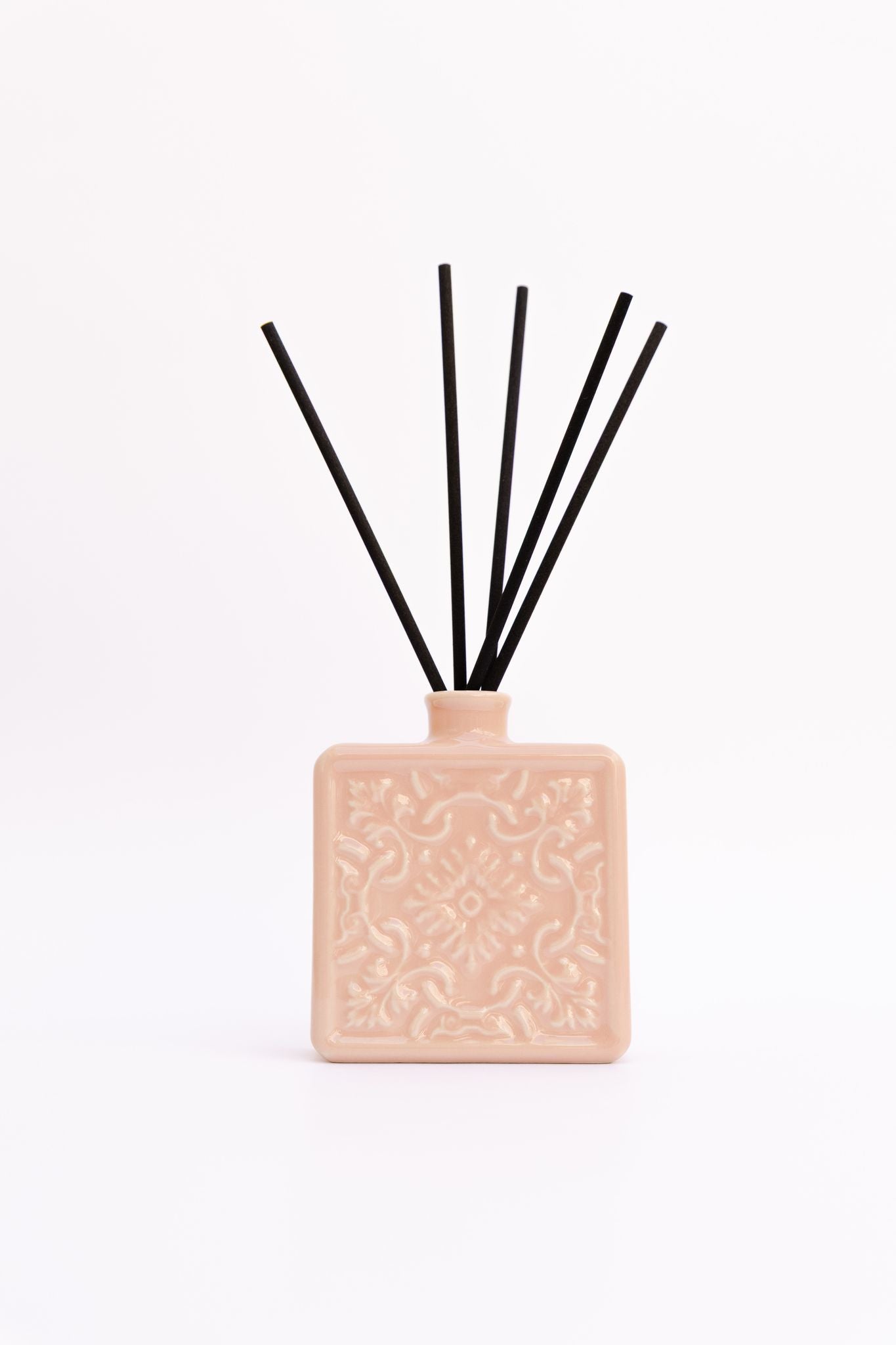 Difusor ALMA rosa nude de 100ml em cerâmica faiança com varetas pretas, ideal para decoração e aromatização de interiores.