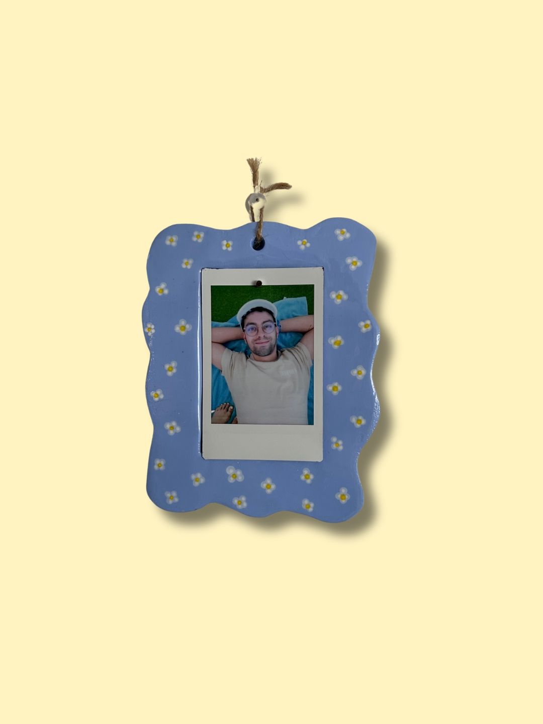 Moldura personalizada em cerâmica fria azul com flores pintadas à mão e fotografia, criada para preservar uma memória especial.