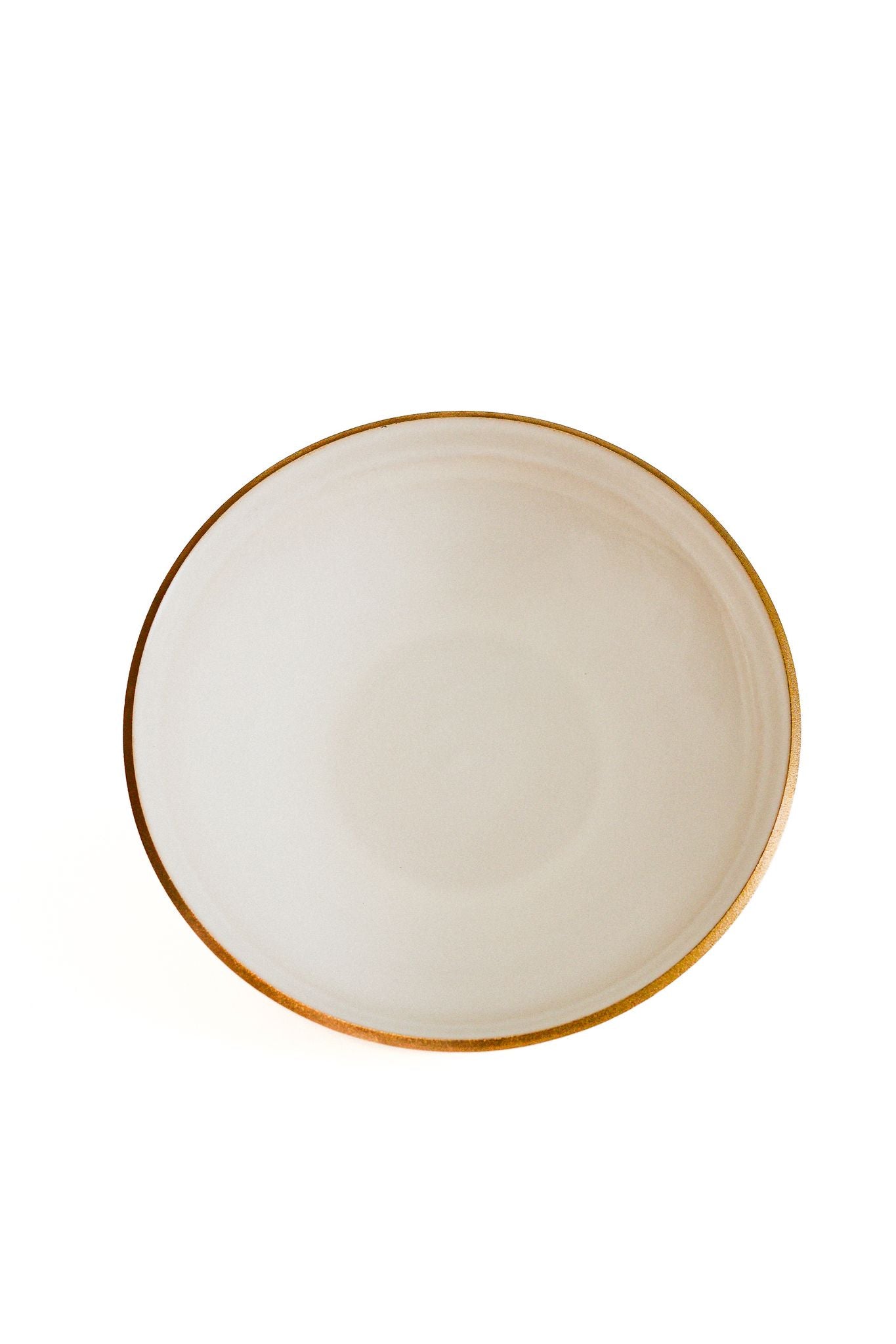 Prato fundo AURA para sopa ou massas em cerâmica marfim, exibindo o bordo dourado e o formato profundo e elegante.