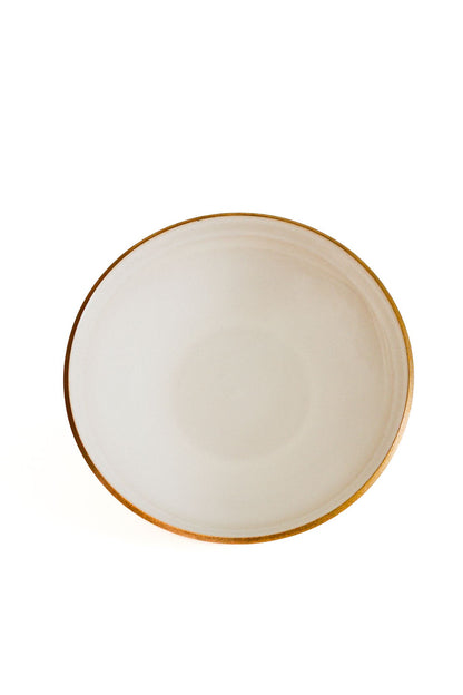 Prato fundo AURA para sopa ou massas em cerâmica marfim, exibindo o bordo dourado e o formato profundo e elegante.