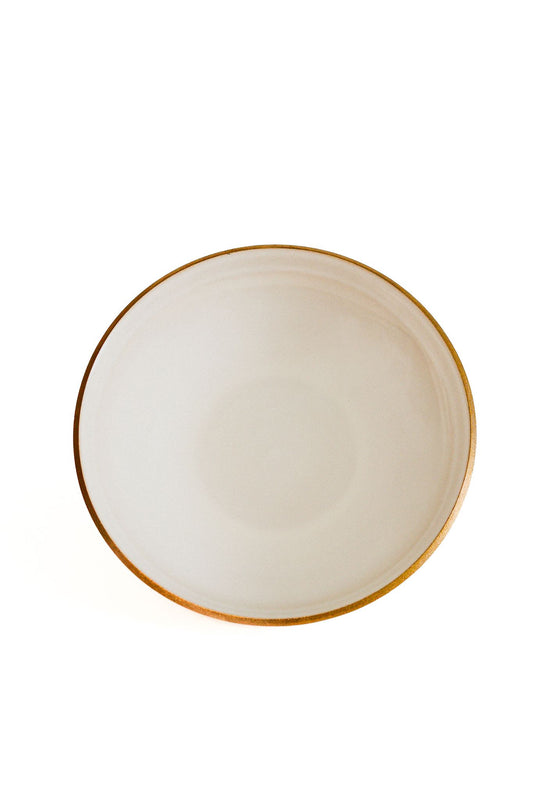 Prato fundo AURA para sopa ou massas em cerâmica marfim, exibindo o bordo dourado e o formato profundo e elegante.