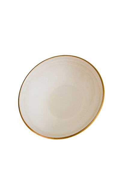 Vista em ângulo do prato fundo AURA 20cm, destacando o reflexo dourado que caracteriza esta luxuosa coleção de mesa.