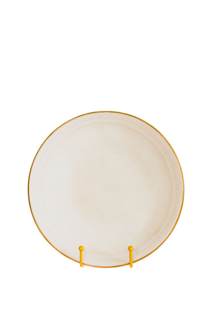 Prato de jantar AURA 28cm em cerâmica marfim, apresentado de frente, realçando a superfície lisa e o acabamento em ouro real.