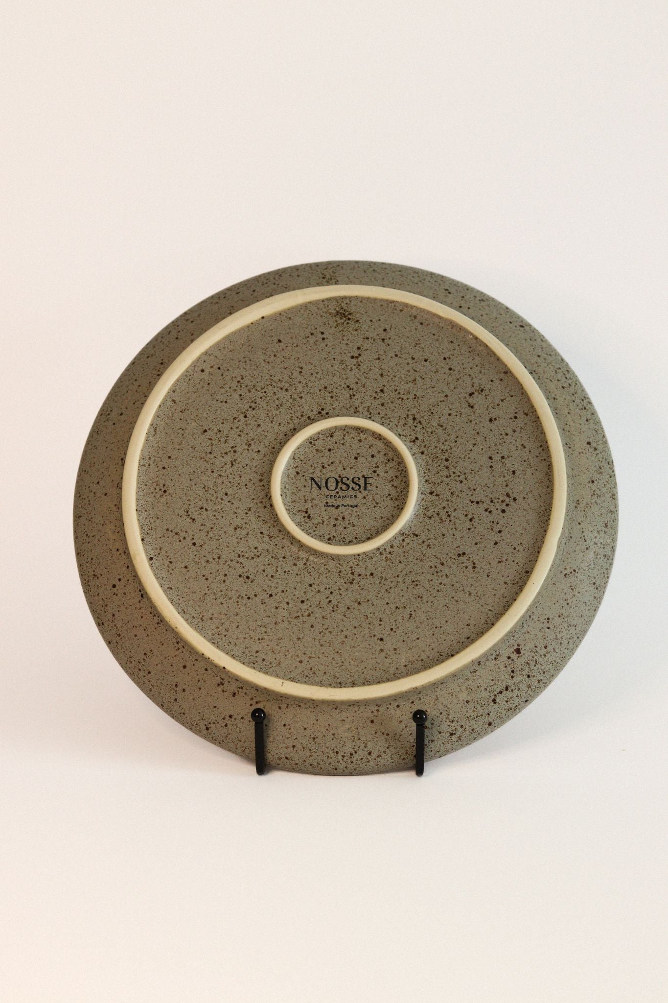 Detalhe da base do prato de jantar TERRA, garantindo a produção artesanal em Portugal e a qualidade superior do material cerâmico.