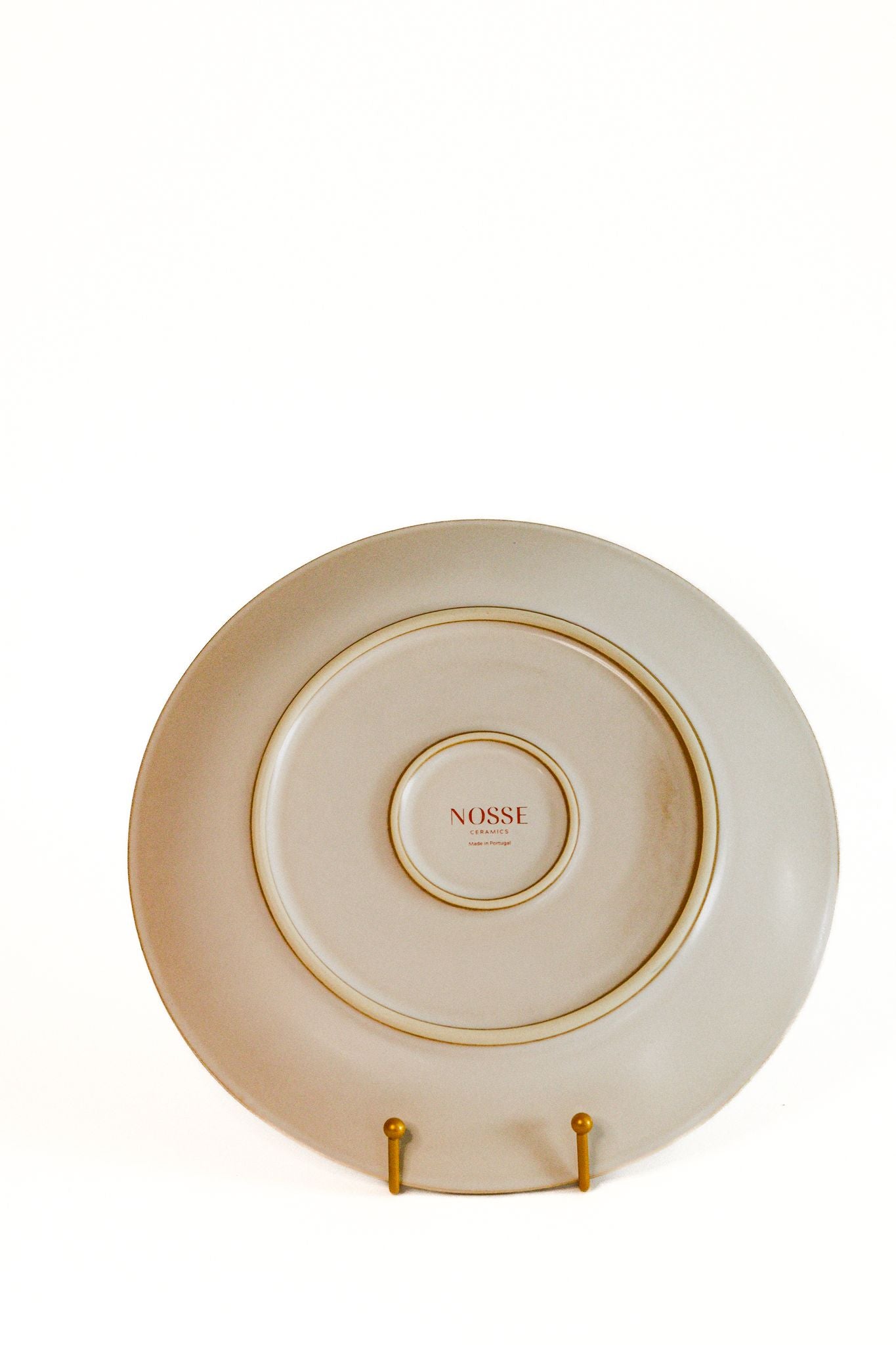 Verso do prato de sobremesa AURA, mostrando o acabamento cuidado e a qualidade da cerâmica portuguesa Nosse Ceramics.