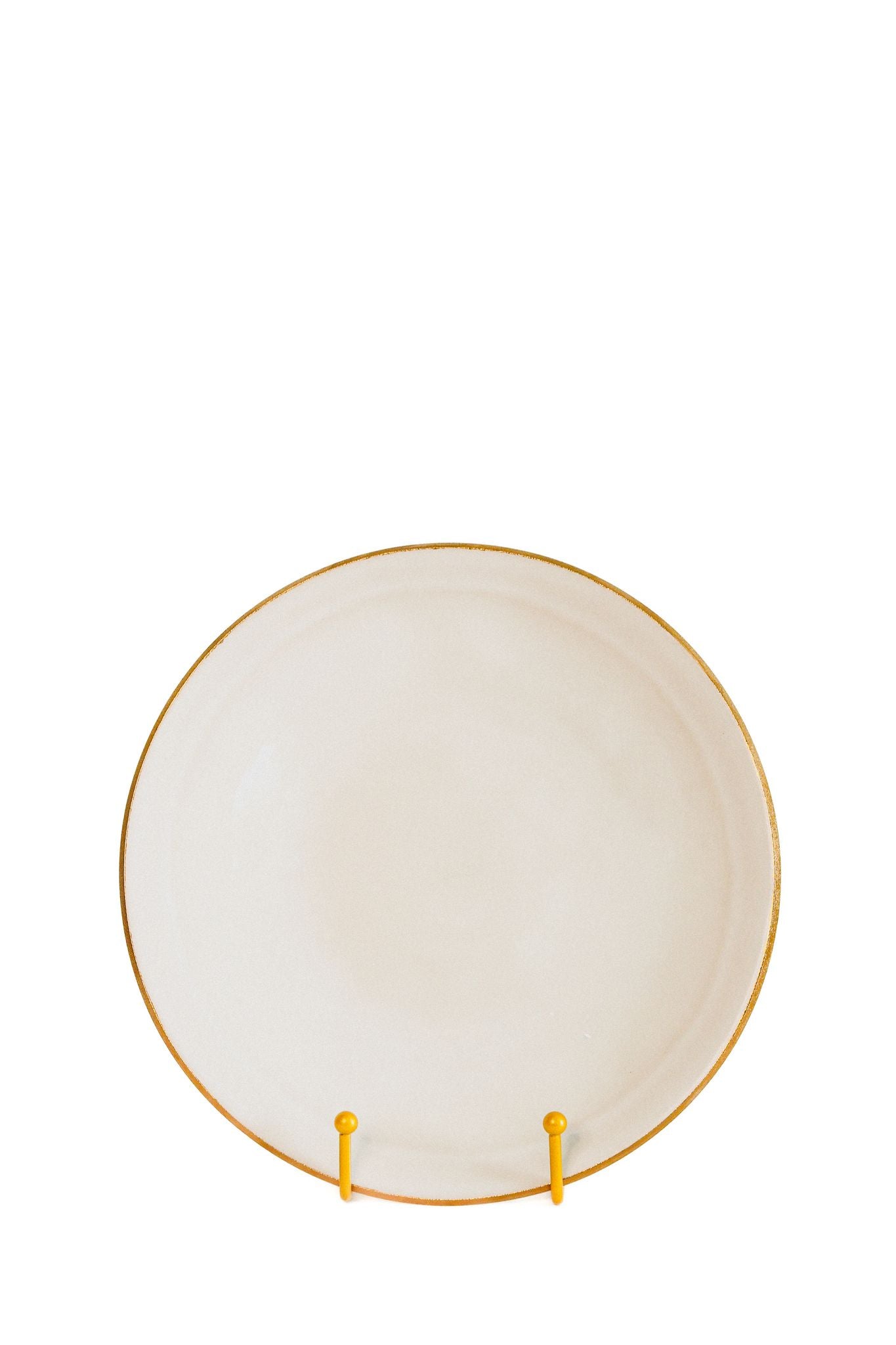Prato de sobremesa AURA 23cm em cerâmica marfim com detalhe em ouro, perfeito para servir doces ou entradas com sofisticação.