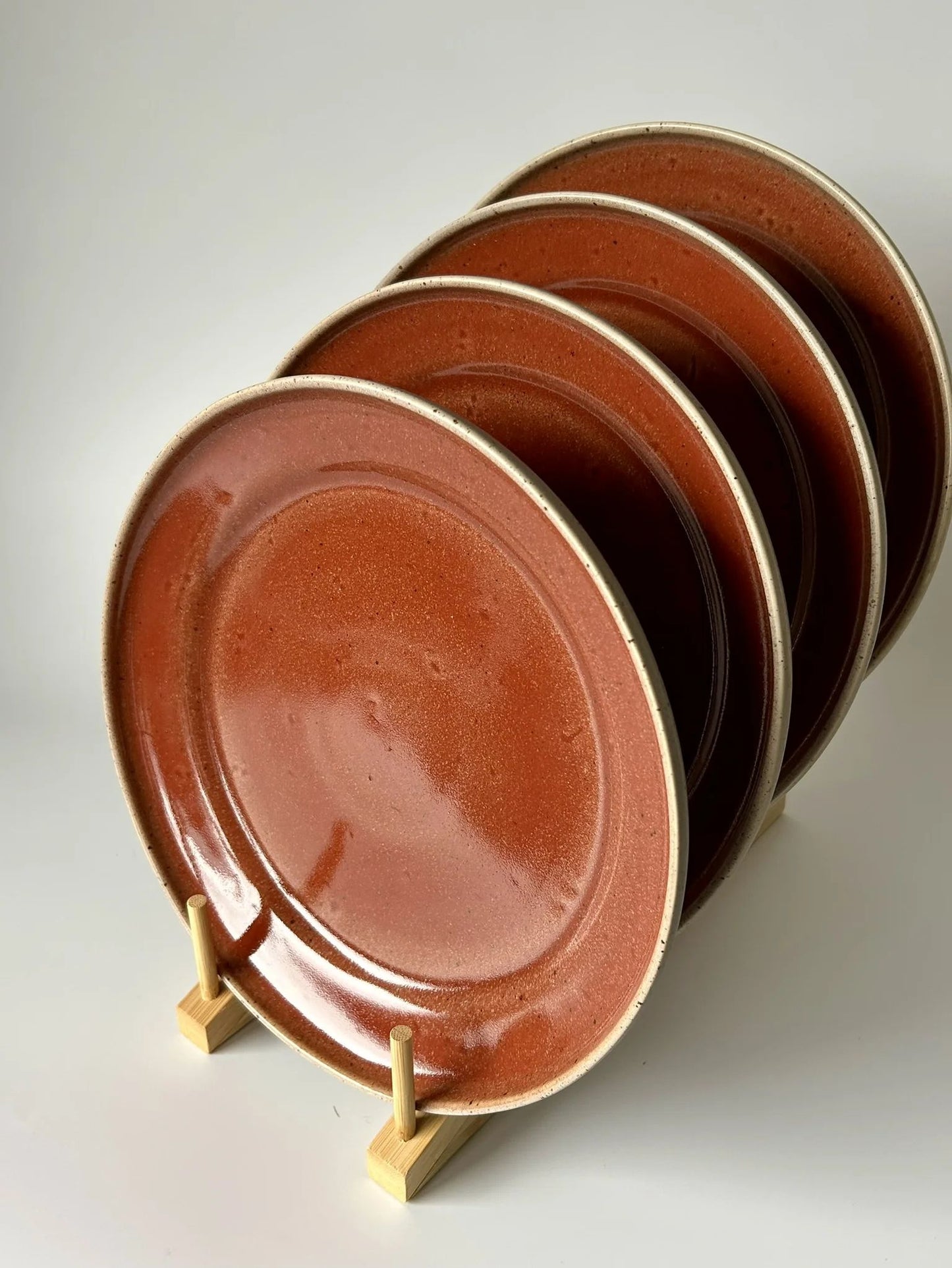 Conjunto de quatro pratos de sobremesa TERRA empilhados, realçando a consistência da cor e a elegância da cerâmica portuguesa à mesa.