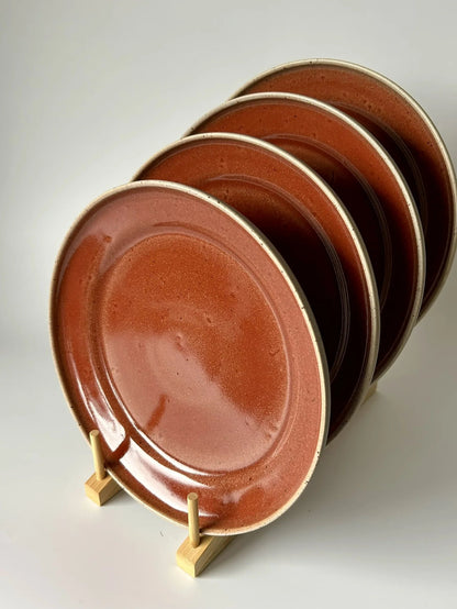 Conjunto de quatro pratos de sobremesa TERRA empilhados, realçando a consistência da cor e a elegância da cerâmica portuguesa à mesa.