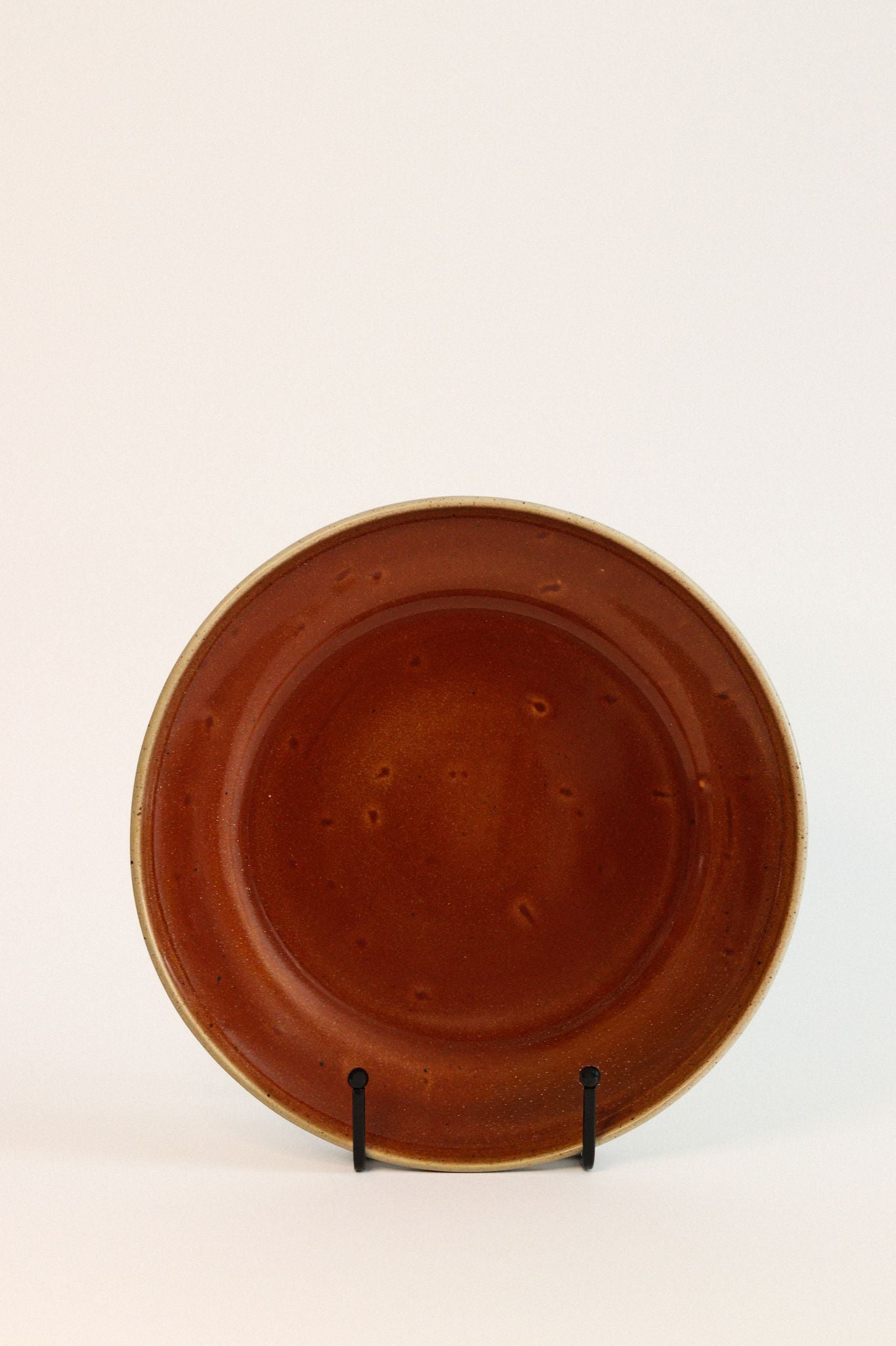 Prato de sobremesa TERRA 22cm em cerâmica vermelha quartzo, exibindo o acabamento vibrante e o design rústico sofisticado da Nosse Ceramics.