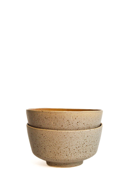 Duas tigelas TERRA empilhadas, mostrando a consistência do acabamento granulado exterior e a elegância da coleção Nosse Ceramics.